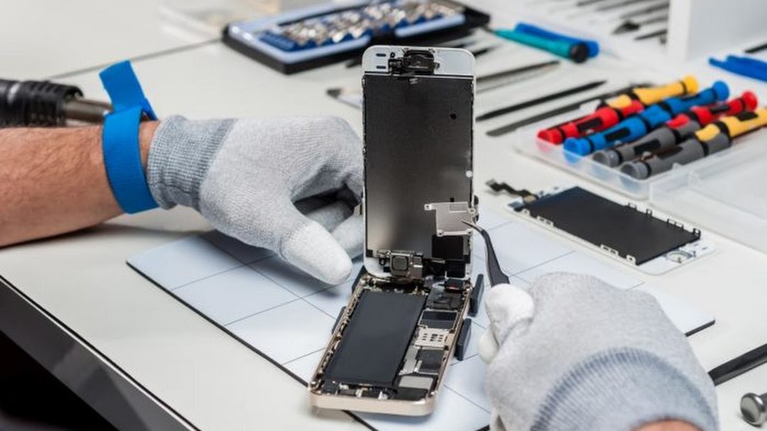 Técnico reparando celular.