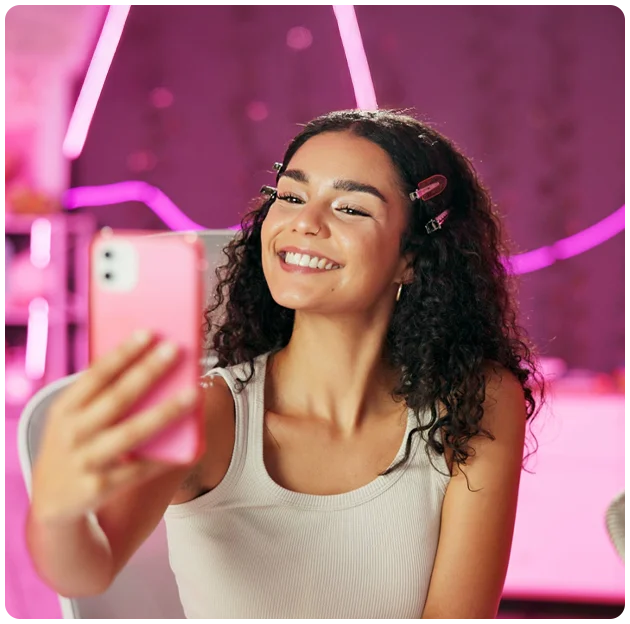 Juven con celular en la mano